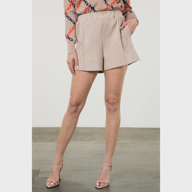 WOMENS SUEDE SHORTS IN CREAM