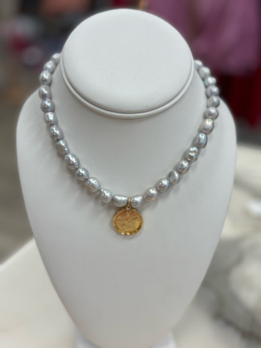 WOMENS PEARL NECKLACE WITH GOLD PENDANT