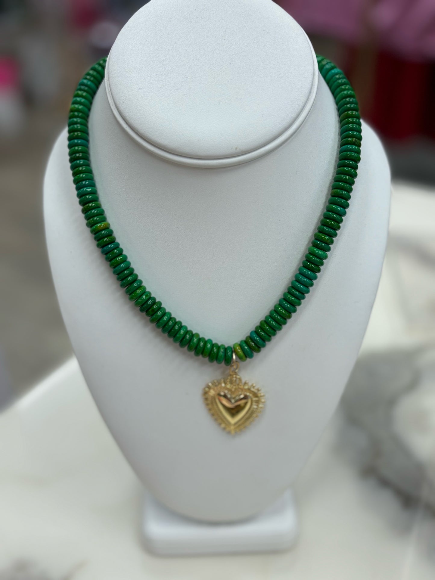 WOMENS GREEN BEAD NECKLACE WITH HEART PENDANT